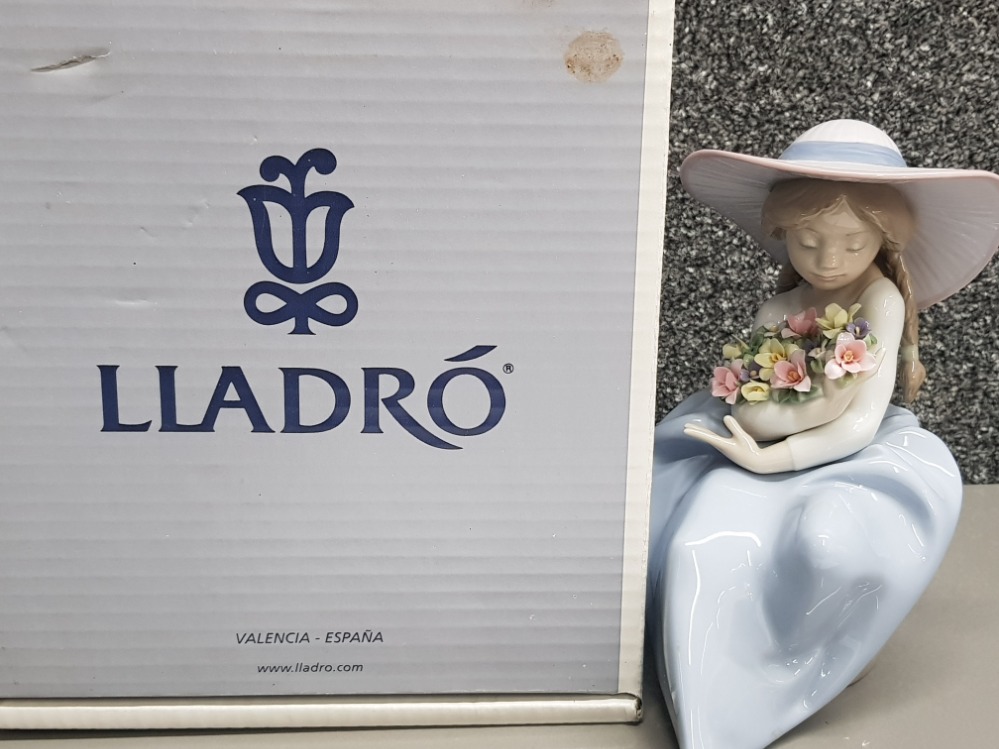 Lladro figure 5862 Fragrant Bouquet, with original box - Image 3 of 3
