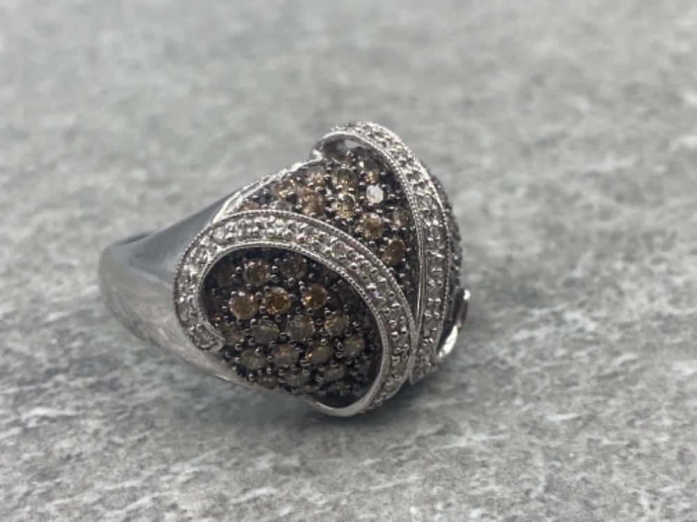 14ct White Gold & 3.5cts of Diamonds Fancy Bombe Ring with Ribbon effect size M 7.6g gross - Image 2 of 4
