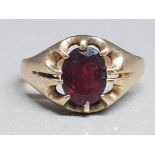 Gents 9ct yellow gold garnet single stone ring, size O«, 3.5g gross