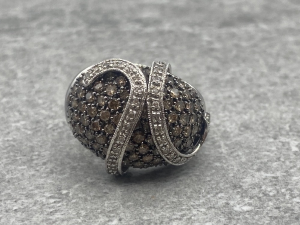 14ct White Gold & 3.5cts of Diamonds Fancy Bombe Ring with Ribbon effect size M 7.6g gross - Image 4 of 4
