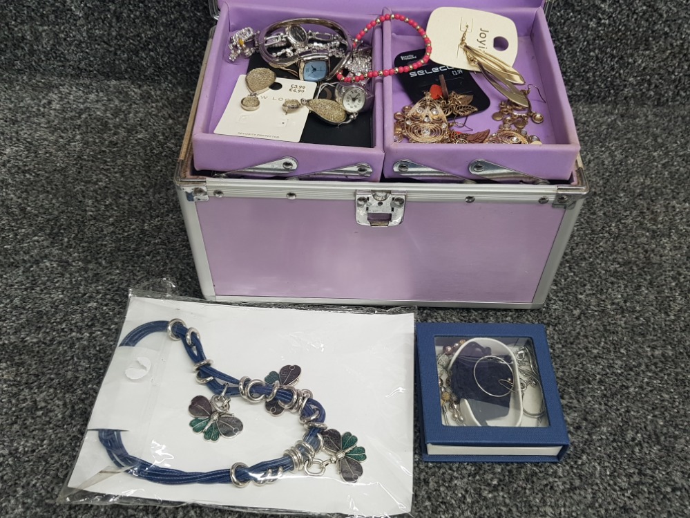 Cantilever jewellery box containing miscellaneous pieces of costume jewellery including bangles, - Image 3 of 3