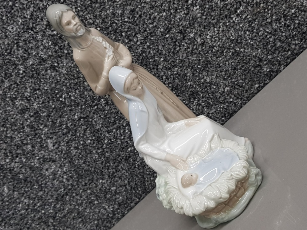 Nao by Lladro figure the holy family - Mary, Joseph & baby jesus - Image 2 of 3