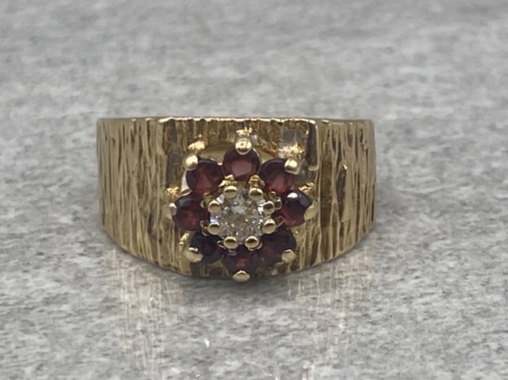 Vintage 9ct gold & 1/4 diamond ring with 8 stone garnet halo ring size M 4.1g