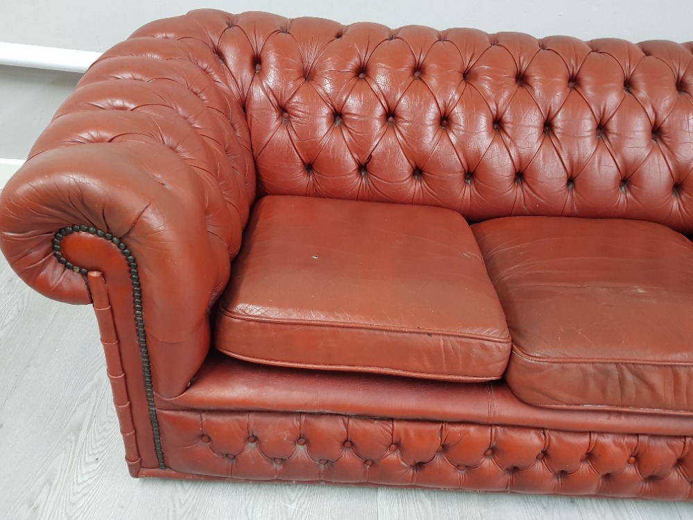 Metal studded red leather 3 seater chesterfield settee - Image 2 of 2