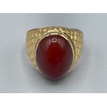 Gents 18ct gold brown stone ring. Set with rub over 10.5G size N1/2