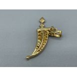 18ct gold Dagger pendant with ornate sheath 3.8g