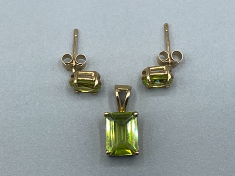 9ct gold Peridot pendant and stud earrings - Image 2 of 2