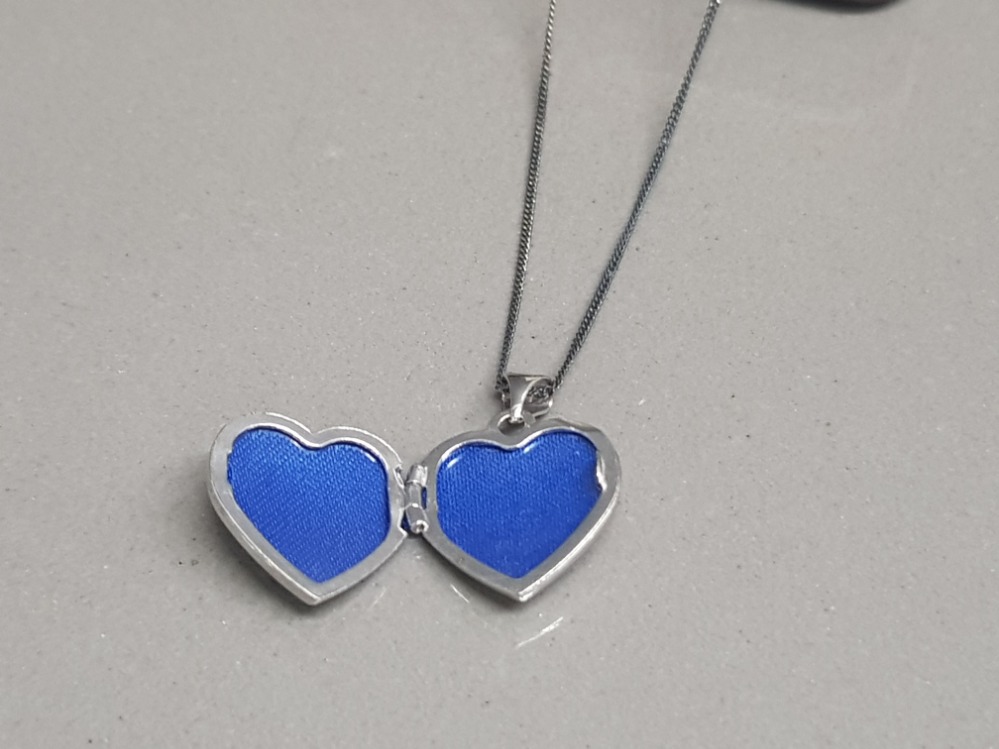 Silver heart shaped locket and chain 2.56g gross - Bild 2 aus 3