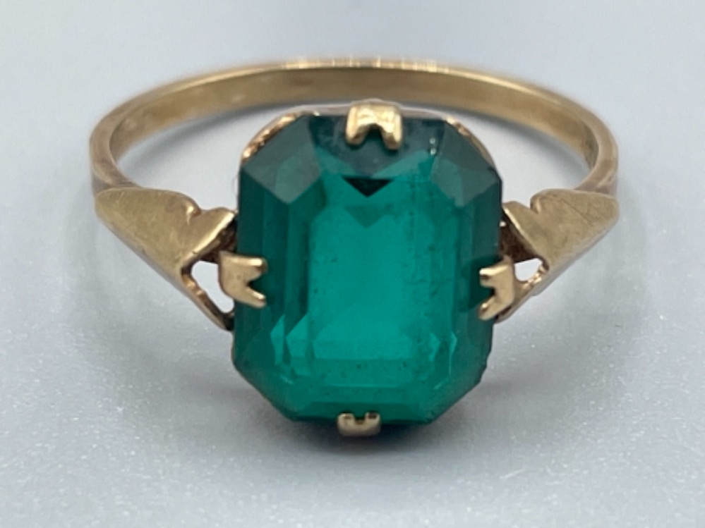 Ladies 9ct gold green stone ring with a 4 claw setting. Size N 1.9g