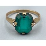 Ladies 9ct gold green stone ring with a 4 claw setting. Size N 1.9g