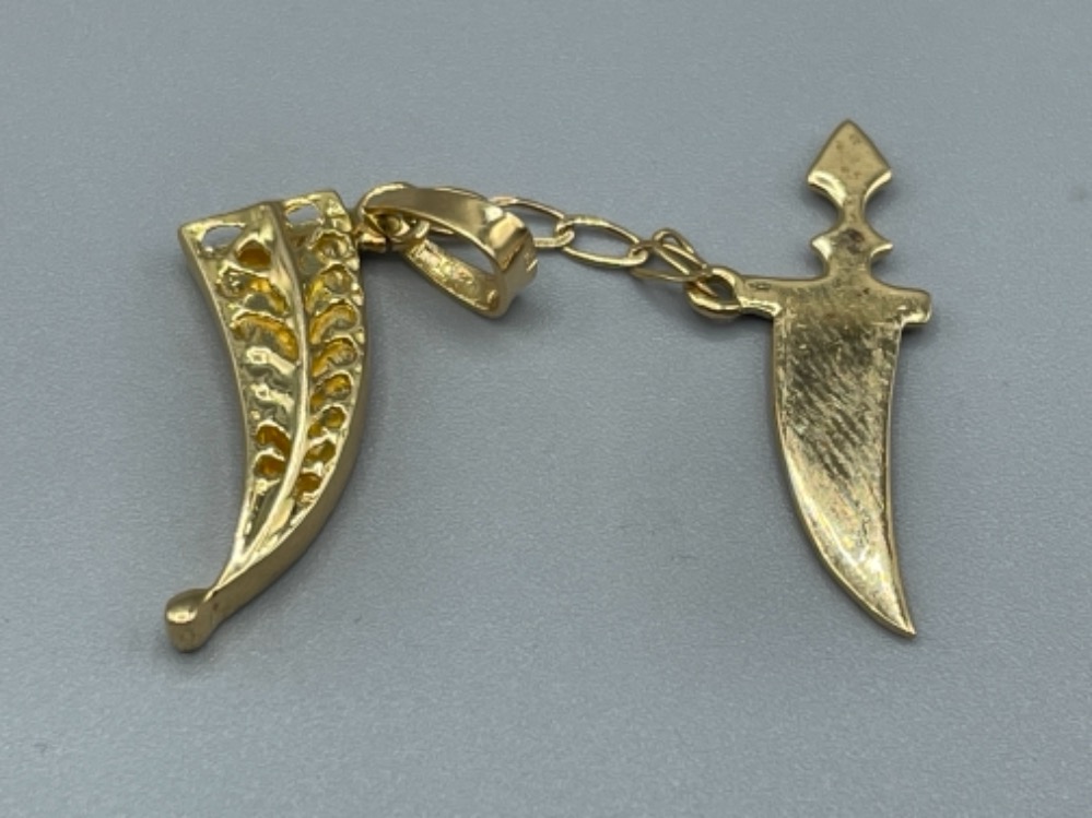 18ct gold Dagger pendant with ornate sheath 3.8g - Bild 2 aus 2