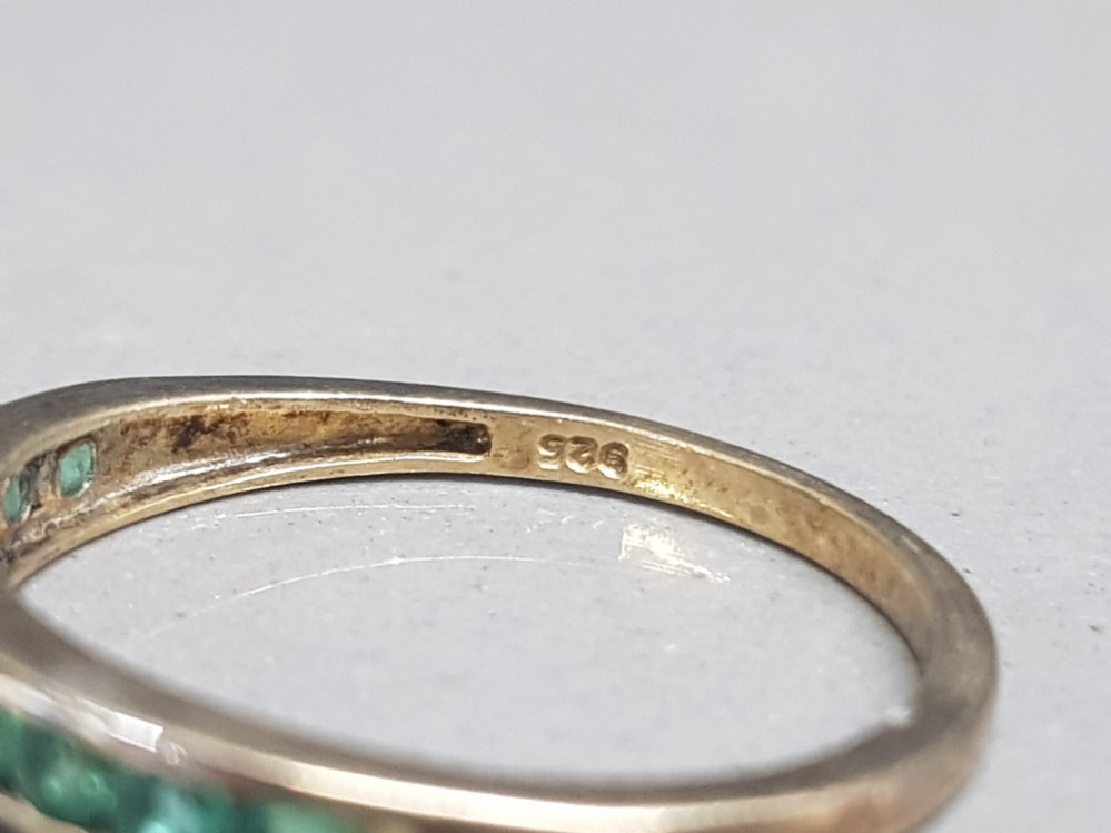 Gold on silver 10 emerald set band ring size q1/2 1.63g gross - Image 3 of 3