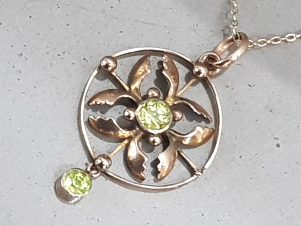 9ct gold ladies ornate peridot pendant & chain, comprising of a ornate pendant set with 2 round
