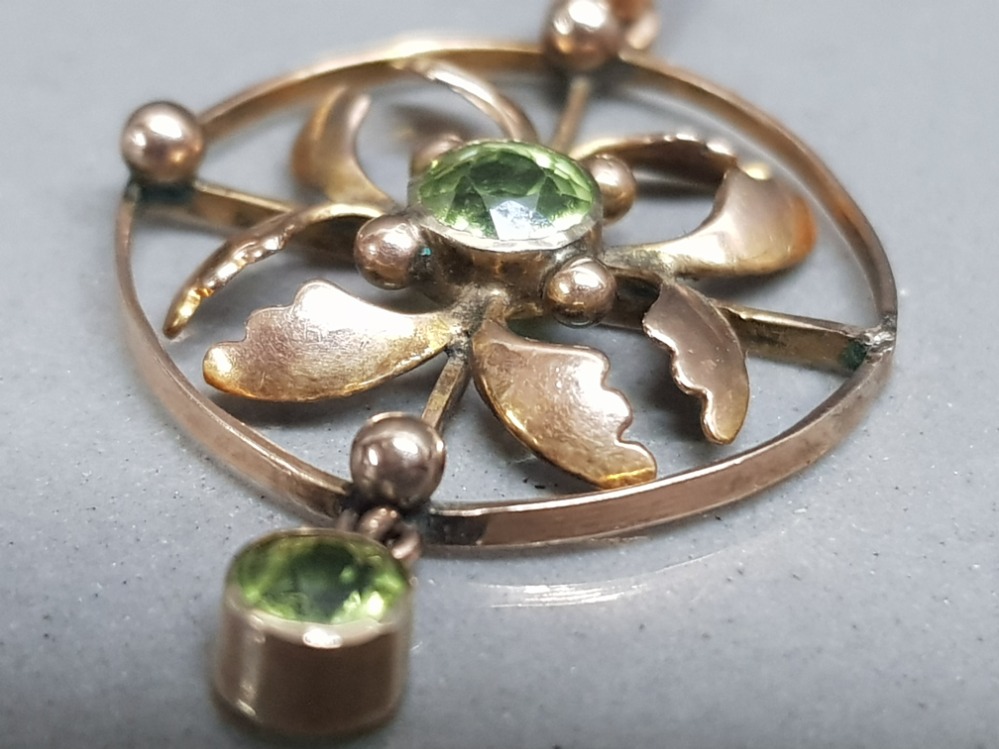 9ct gold ladies ornate peridot pendant & chain, comprising of a ornate pendant set with 2 round - Bild 3 aus 3