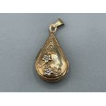9ct gold pear shaped locket with white gold flowers 1.4g