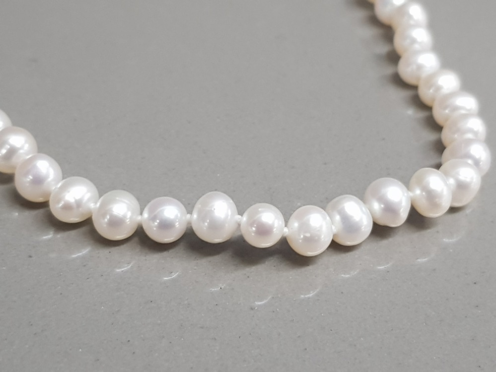 Freshwater pearl bead necklet - Image 2 of 2