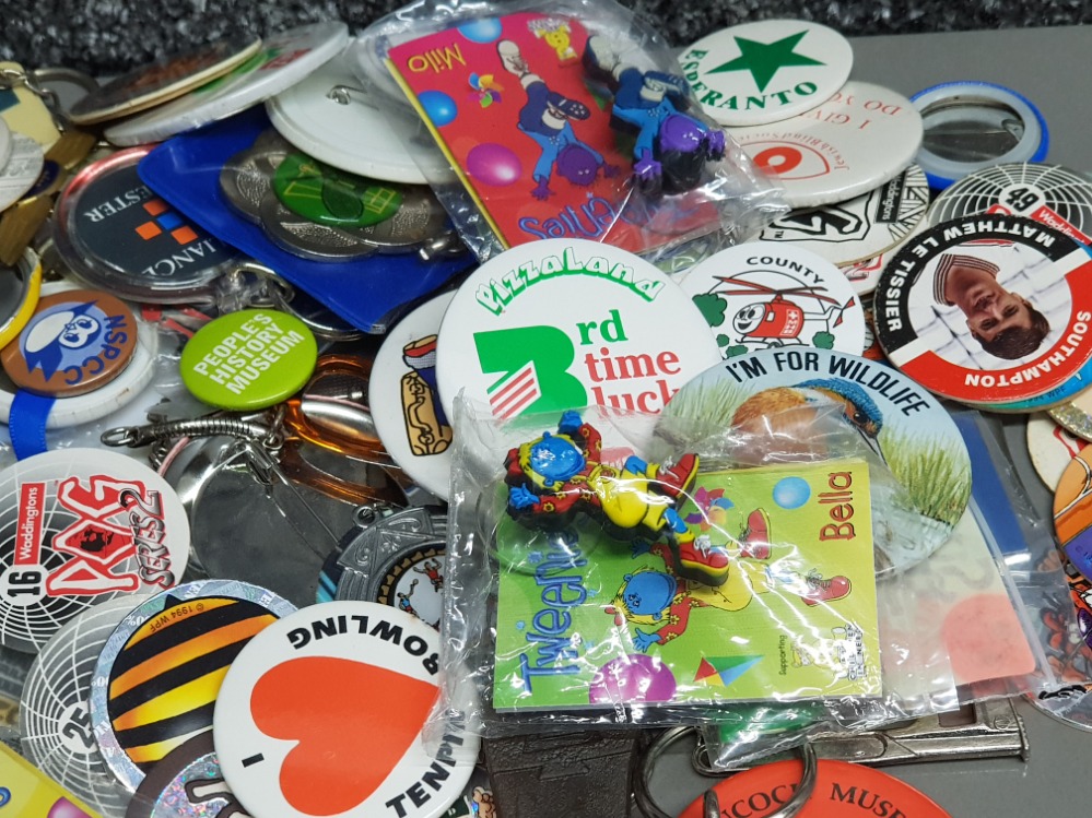 A large collection of badges, pogs, keyrings etc - Bild 2 aus 2