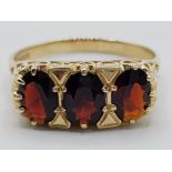 Ladies 9ct yellow gold 3 stone garnet ring set with 3 oval shaped garnets size T 3.3g