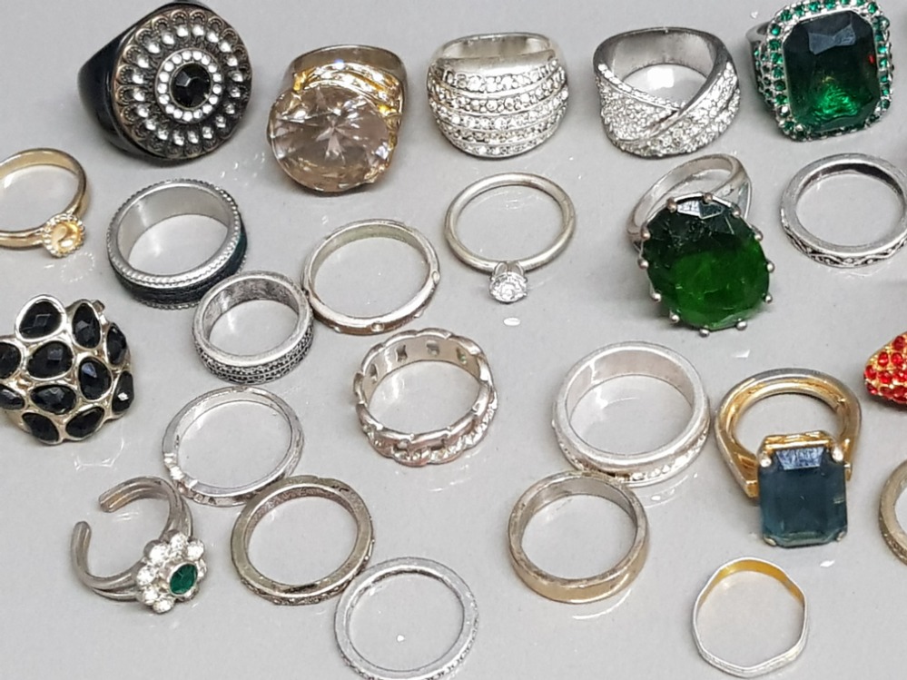 Box containing 30+ mixed costume jewellery rings & bands - Bild 3 aus 4