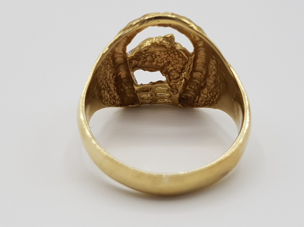 A gents 10ct yellow and white gold dress ring of horse shoe and horse head design size V 6.4g - Image 3 of 4