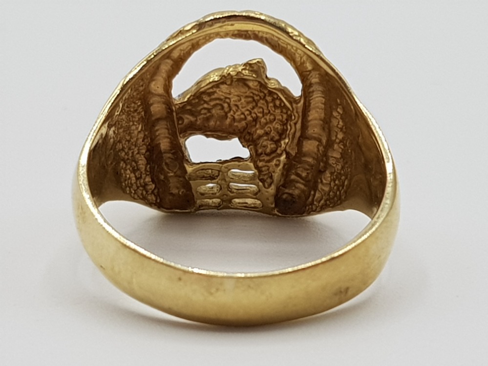 A gents 10ct yellow and white gold dress ring of horse shoe and horse head design size V 6.4g - Image 2 of 4