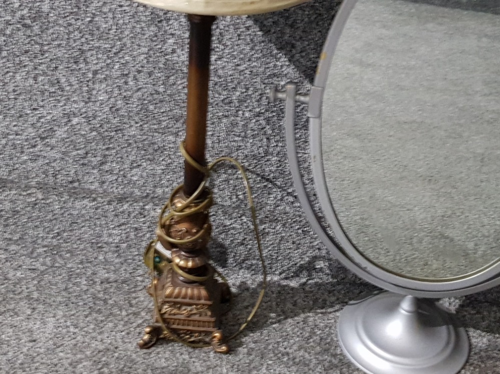 A grey painted metal swing mirror and two table lamps. - Bild 2 aus 3