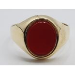 Gents 9ct yellow gold brown stone signet ring size U, 3.4g gross
