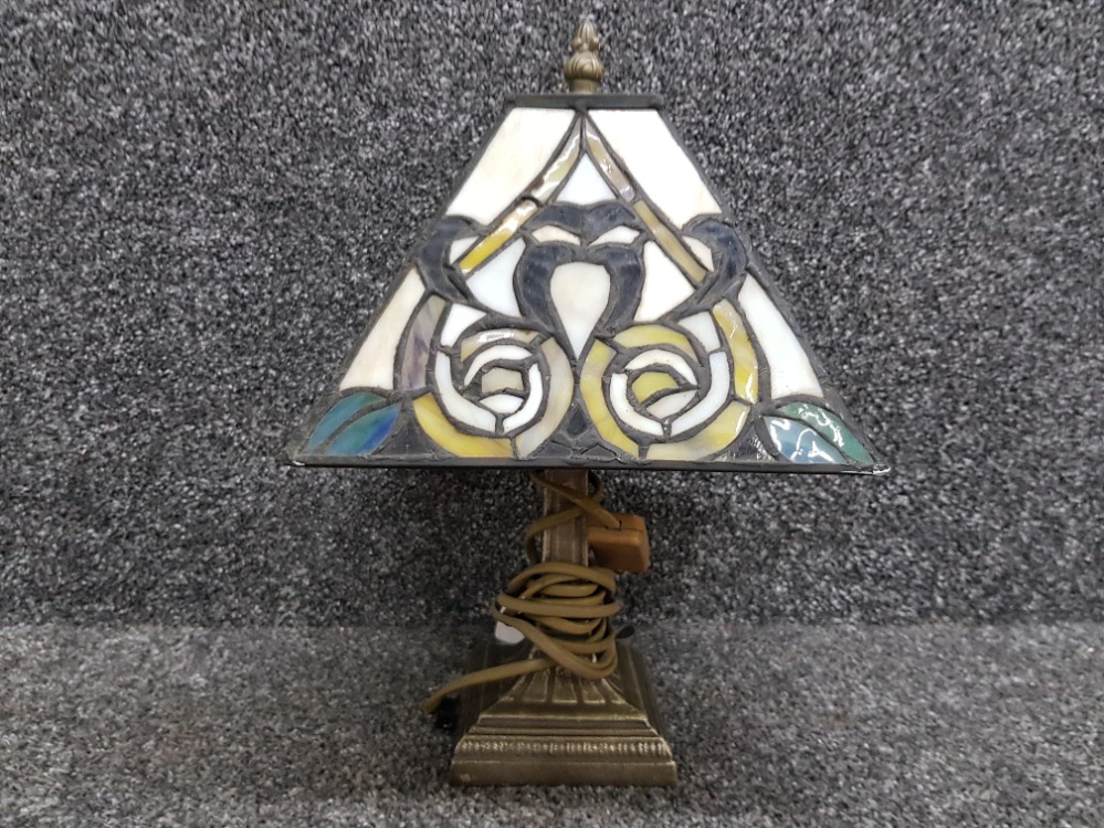 A small Tiffany style table lamp 34cm high. - Bild 2 aus 2