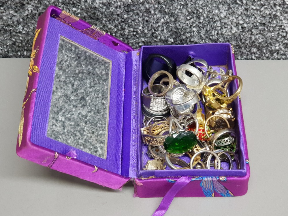 Box containing 30+ mixed costume jewellery rings & bands - Bild 4 aus 4