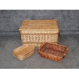 Large wicker basket and 5 various weaved trays