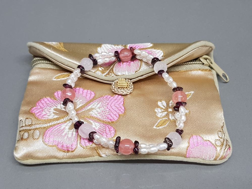 Freshwater pearl, garnet and rose quartz bracelet with Honora purse. - Image 2 of 2