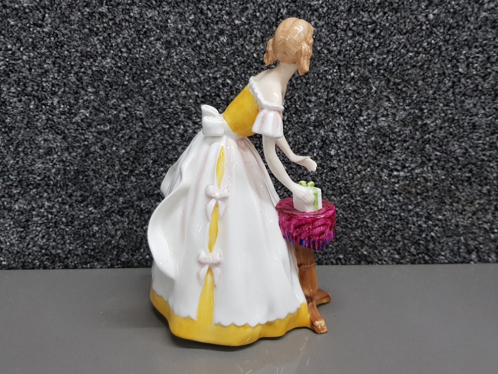 Royal Doulton lady figure HN 3095 Happy birthday - Bild 2 aus 2