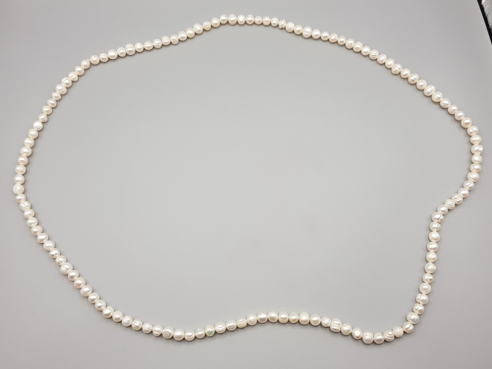 A pearl necklace comprising of one hundred and thirty freshwater Baroque Pearl's, pearls assessed as - Image 2 of 4