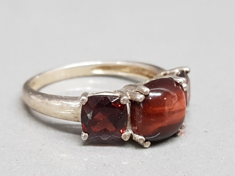 Silver tigers eye and garnet 3 stone ring size q 3.3g gross - Image 2 of 3