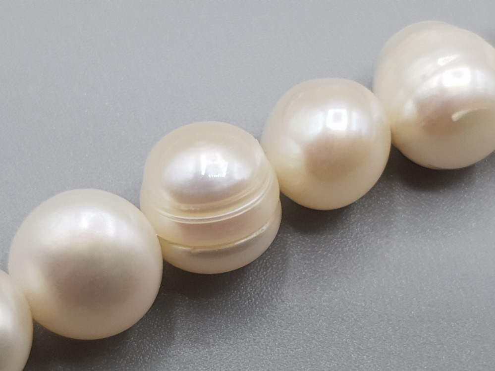 A pearl necklace comprising of one hundred and thirty freshwater Baroque Pearl's, pearls assessed as - Image 3 of 4