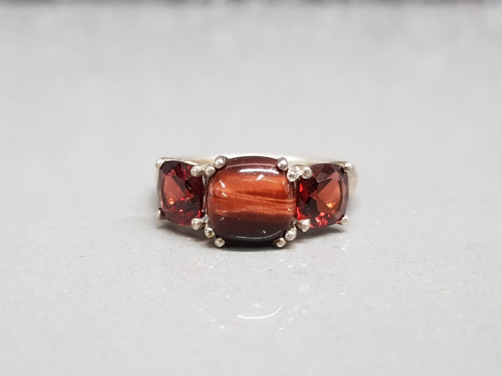 Silver tigers eye and garnet 3 stone ring size q 3.3g gross