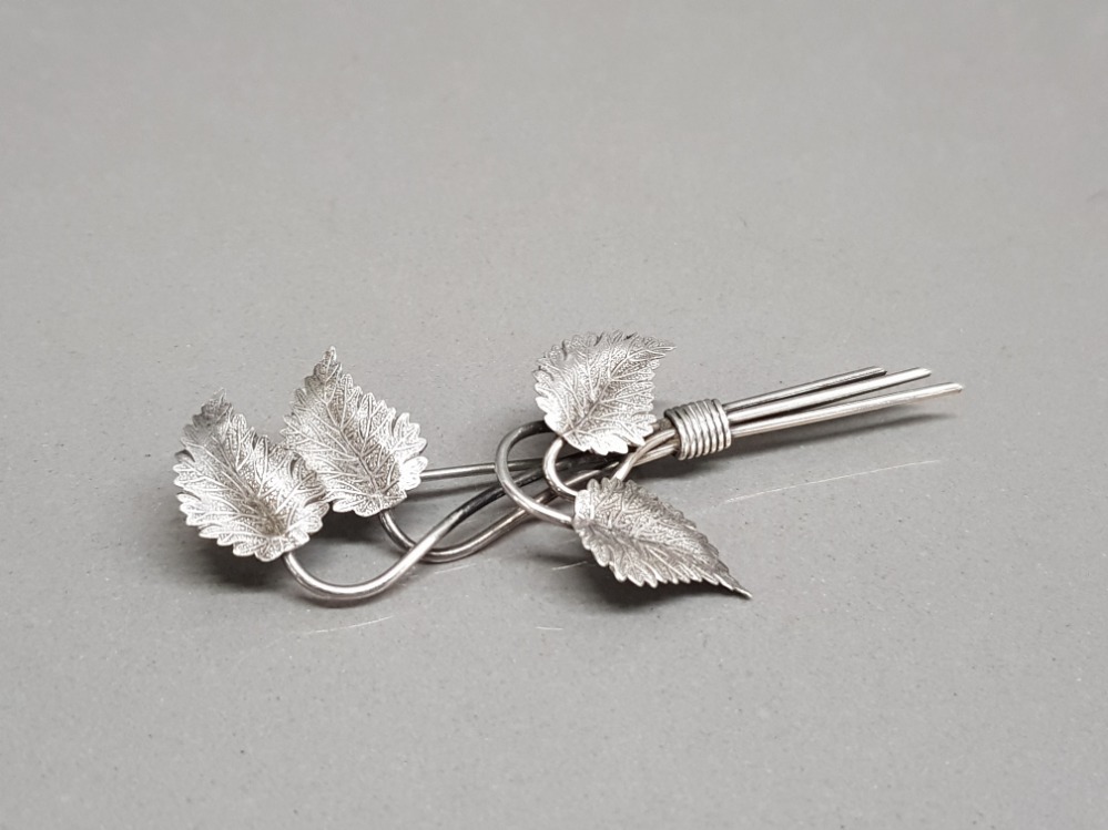Silver leaf design brooch 5.5g gross