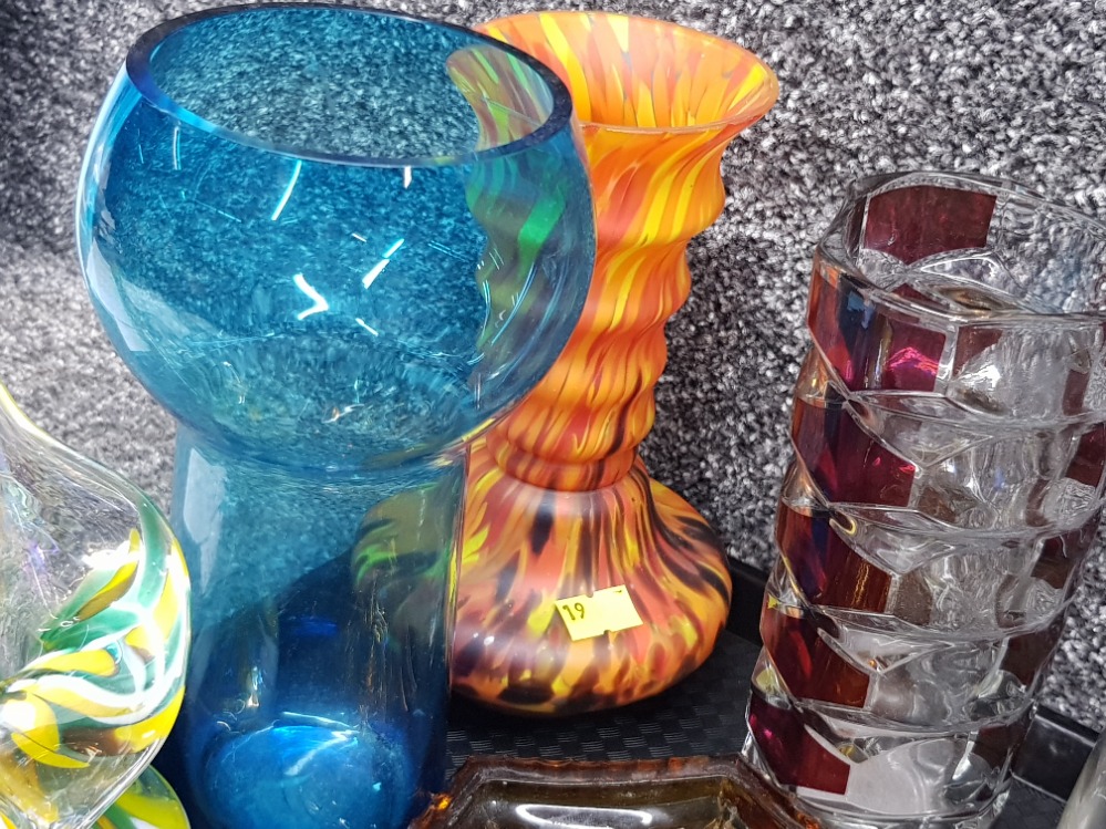 Tray of mixed glassware including art glass Jack in the pulpit vase, amber glass dressing table part - Bild 2 aus 3