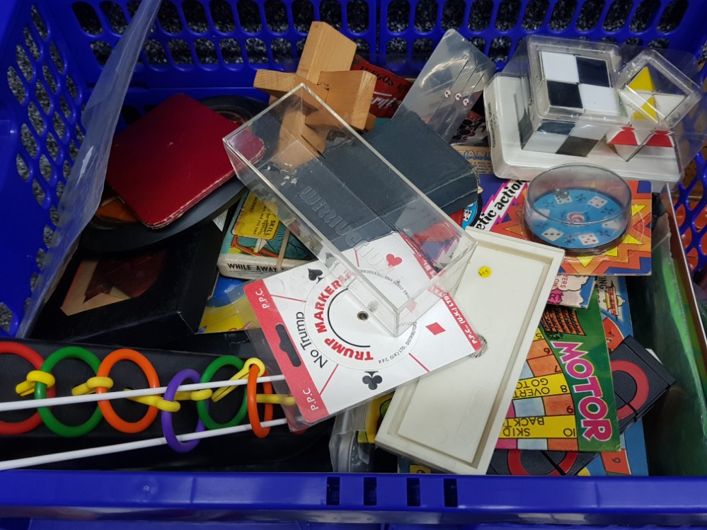 Box of vintage wooden & plastic puzzle games, also includes chinese 28 combination puzzle box - Bild 3 aus 3