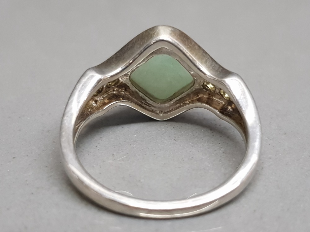 A silver and jade set ring size T 5.4g gross - Bild 2 aus 3