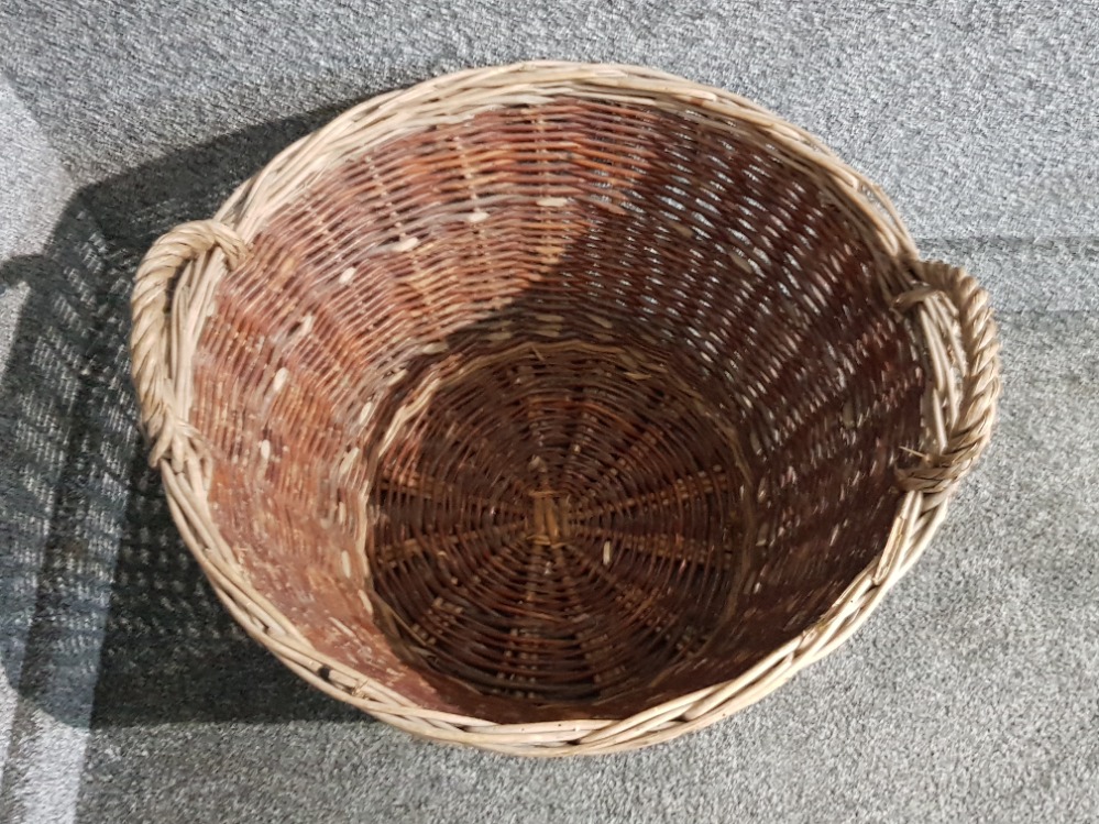 A two tone wicker log basket - Image 2 of 2