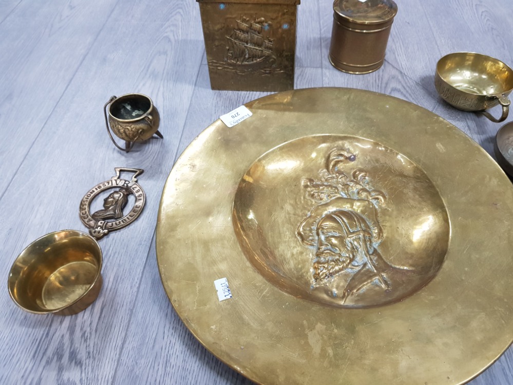 Brassware to include a circular wall plaque, horse brass, dishes etc - Image 2 of 3