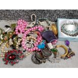 Box of miscellaneous costume jewellery