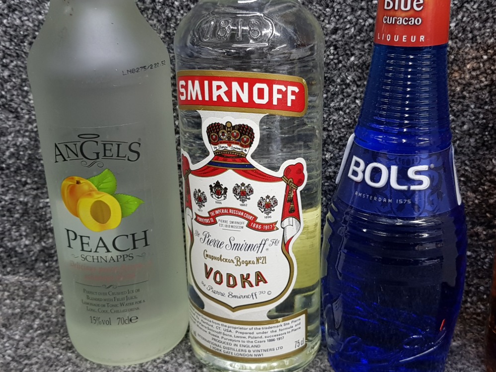 5 bottles of alcohol including The famous Grouse whisky, Smirnoff vodka, Angels peach schnapps, - Bild 3 aus 3