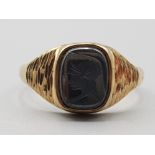 Gents 9ct yellow gold onyx signet ring size V 2.9g gross