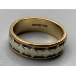 9ct gold two-two patterned ring, size N, 4.7g