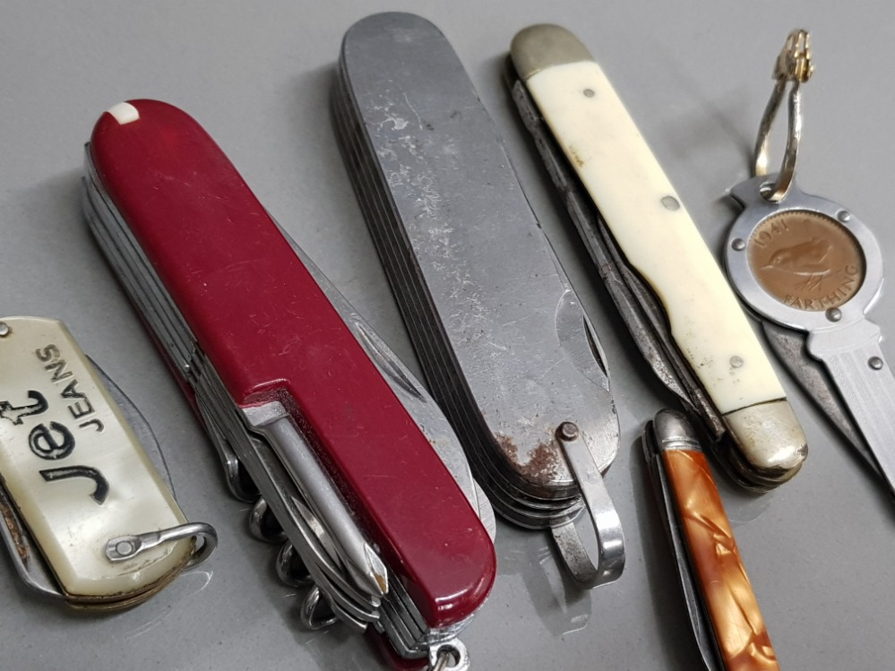 Box containing 6 different vintage pocket knives including 1941 farthing handled & swiss army - Image 2 of 2