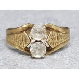 14ct yellow gold ring with 2 x white centre stones, 2.7g, size F