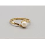 9ct crossover cultured pearl ring . Size o , 1.9g