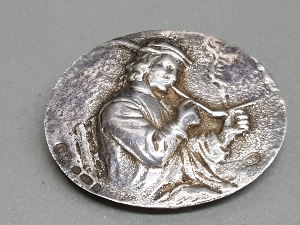 A silver brooch depicting a man smoking a pipe 6.5g